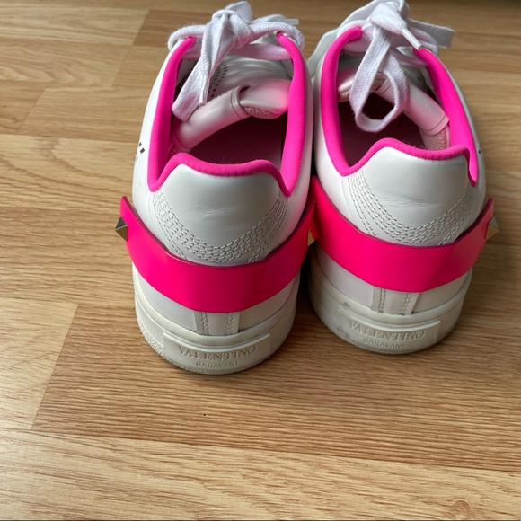 COPY - Valentino Garavani Ruckstud Neon Trim Leather Sneaker size 7,5 - Picture 4 of 8